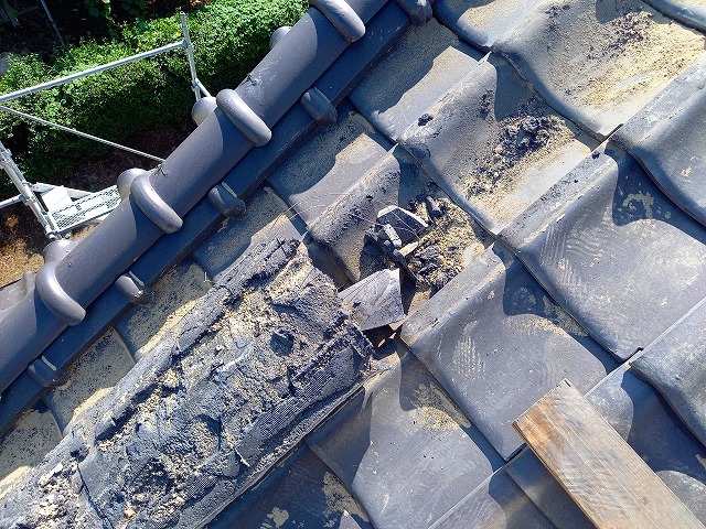 なんばんの台を壊しています